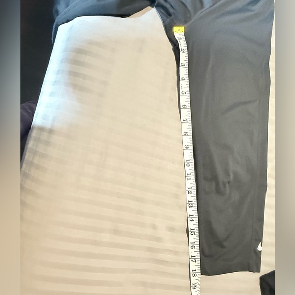 Nike Pro Women’s Crop Leggings - Picture 6 of 7